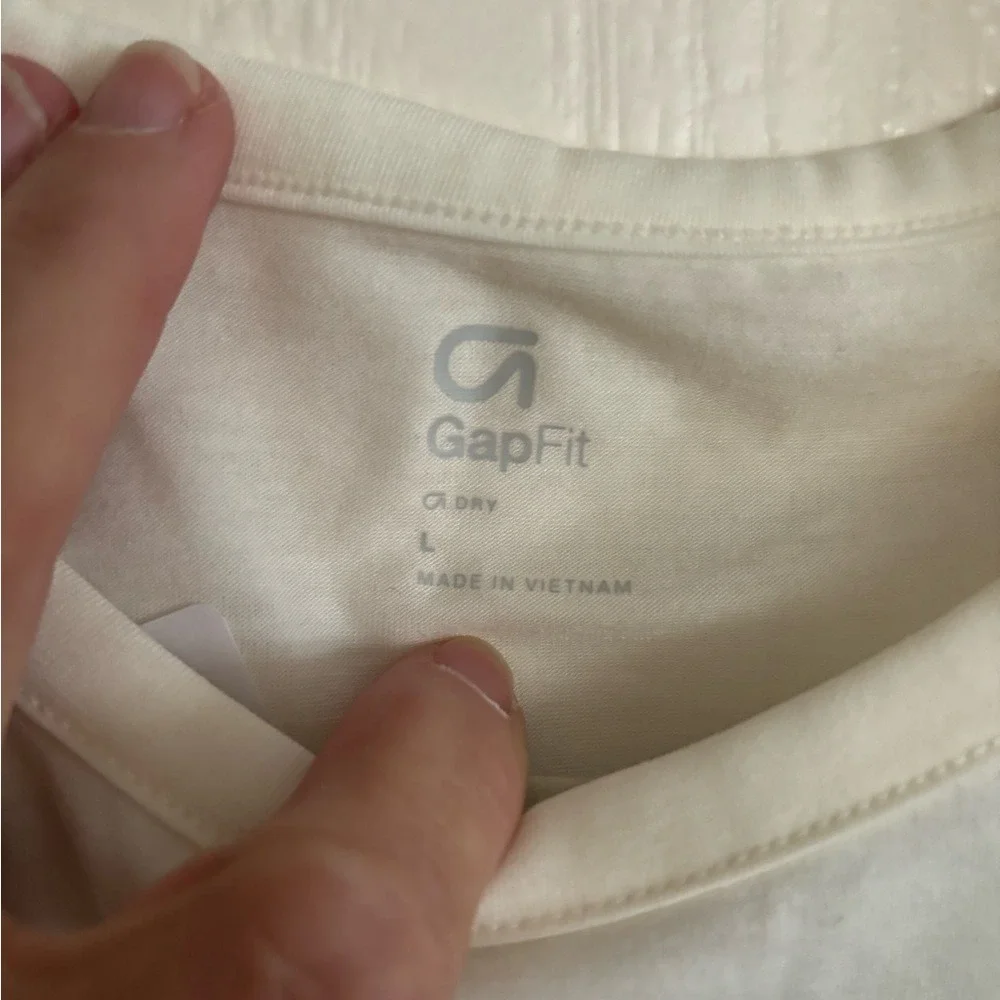 Brand new with tags gap fit. Great colors. Size large. 1057 youth‎